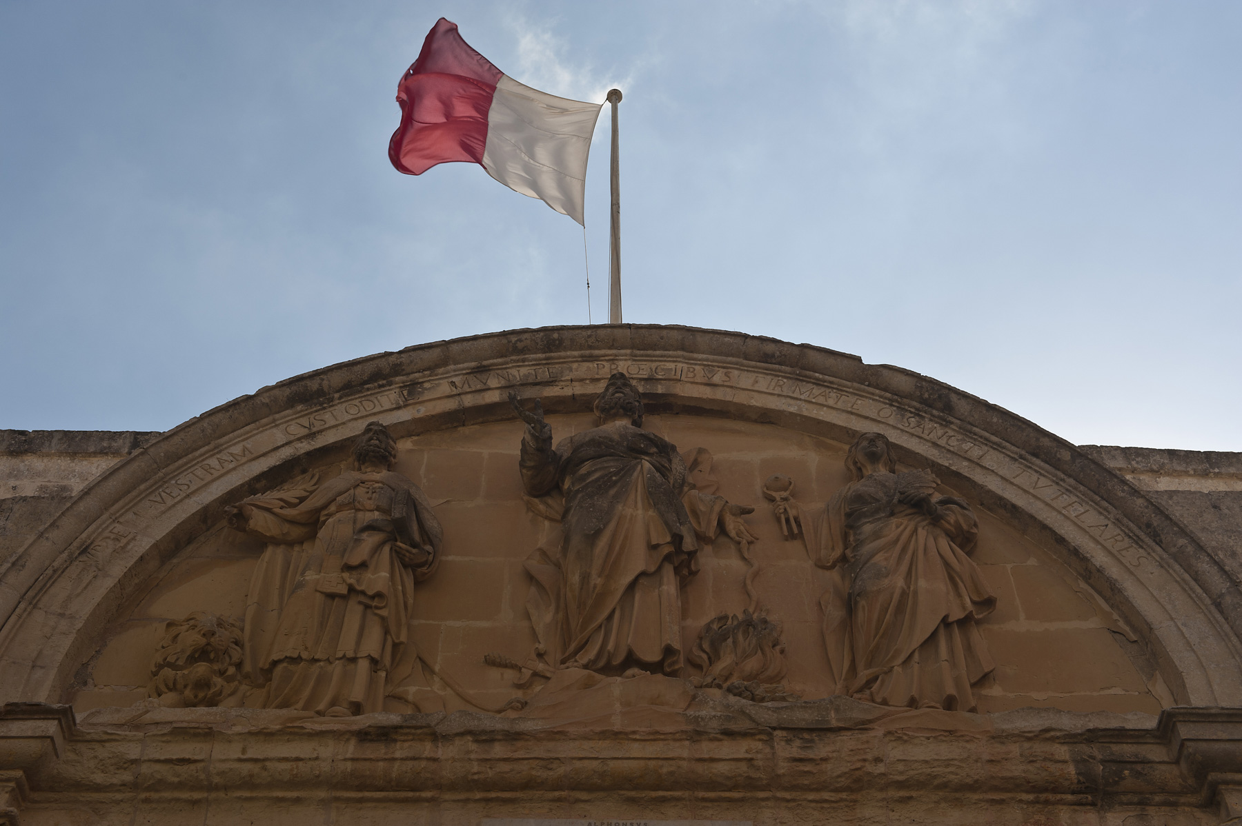 Die Republik Malta Etwa 90km südlich von Sizilien liegt Malta im Mttelmeer